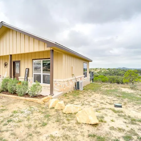 Center Point Countryside Cottage With Deck, Grill!